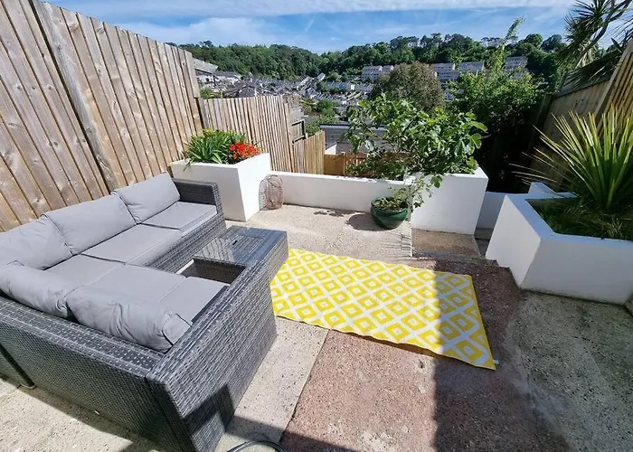 Cheerful 3 Bedroom Home With Garden!