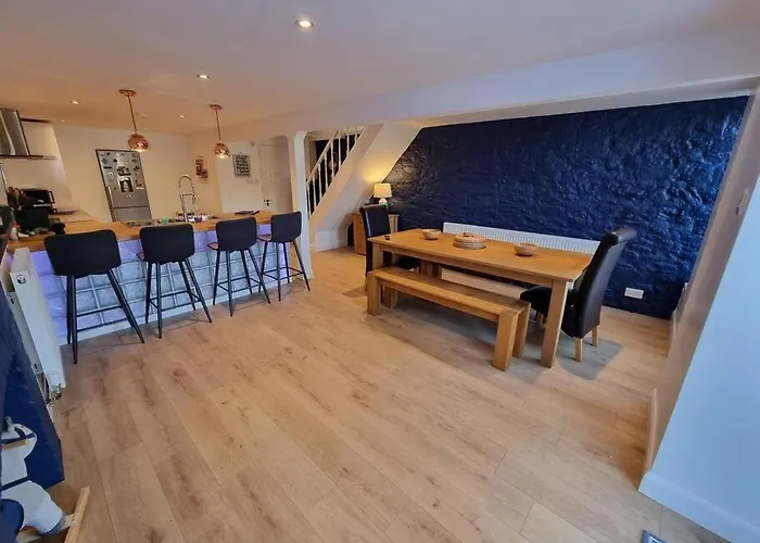 Cheerful 3 Bedroom Home With Garden!
