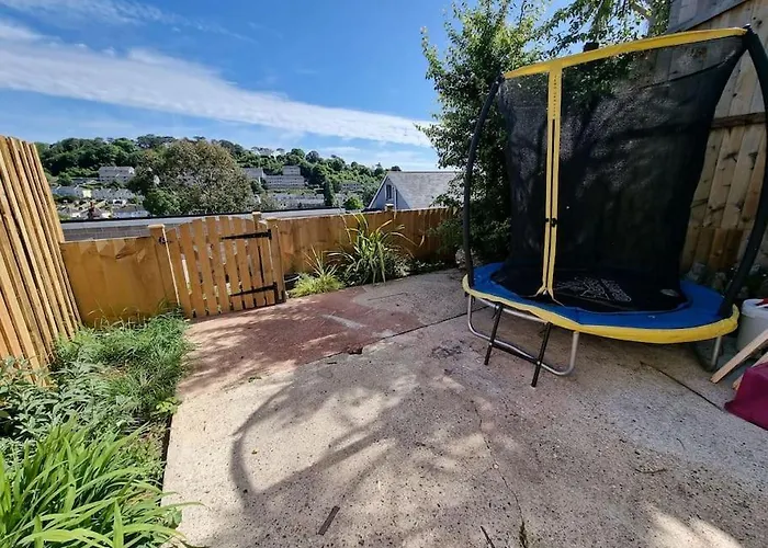 Cheerful 3 Bedroom Home With Garden!