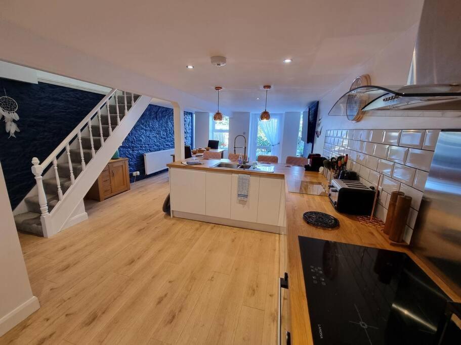 Cheerful 3 Bedroom With Garden! Сasa de vacaciones