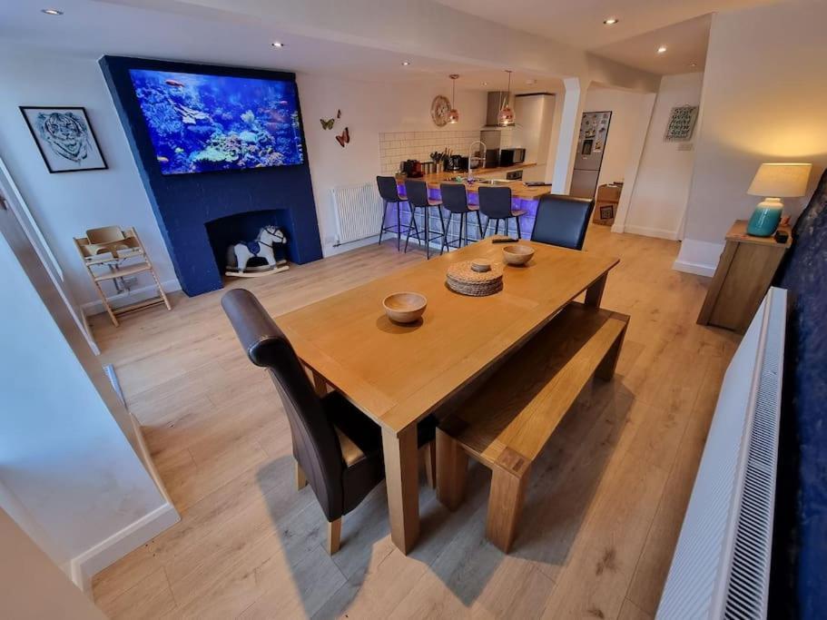 Cheerful 3 Bedroom With Garden! Сasa de vacaciones