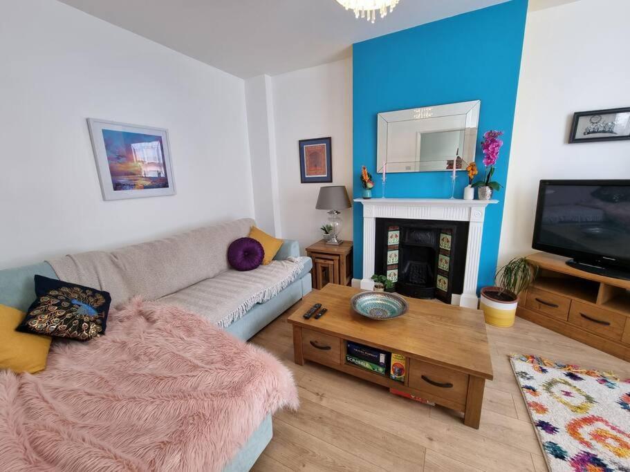 Cheerful 3 Bedroom With Garden! Casa vacanze